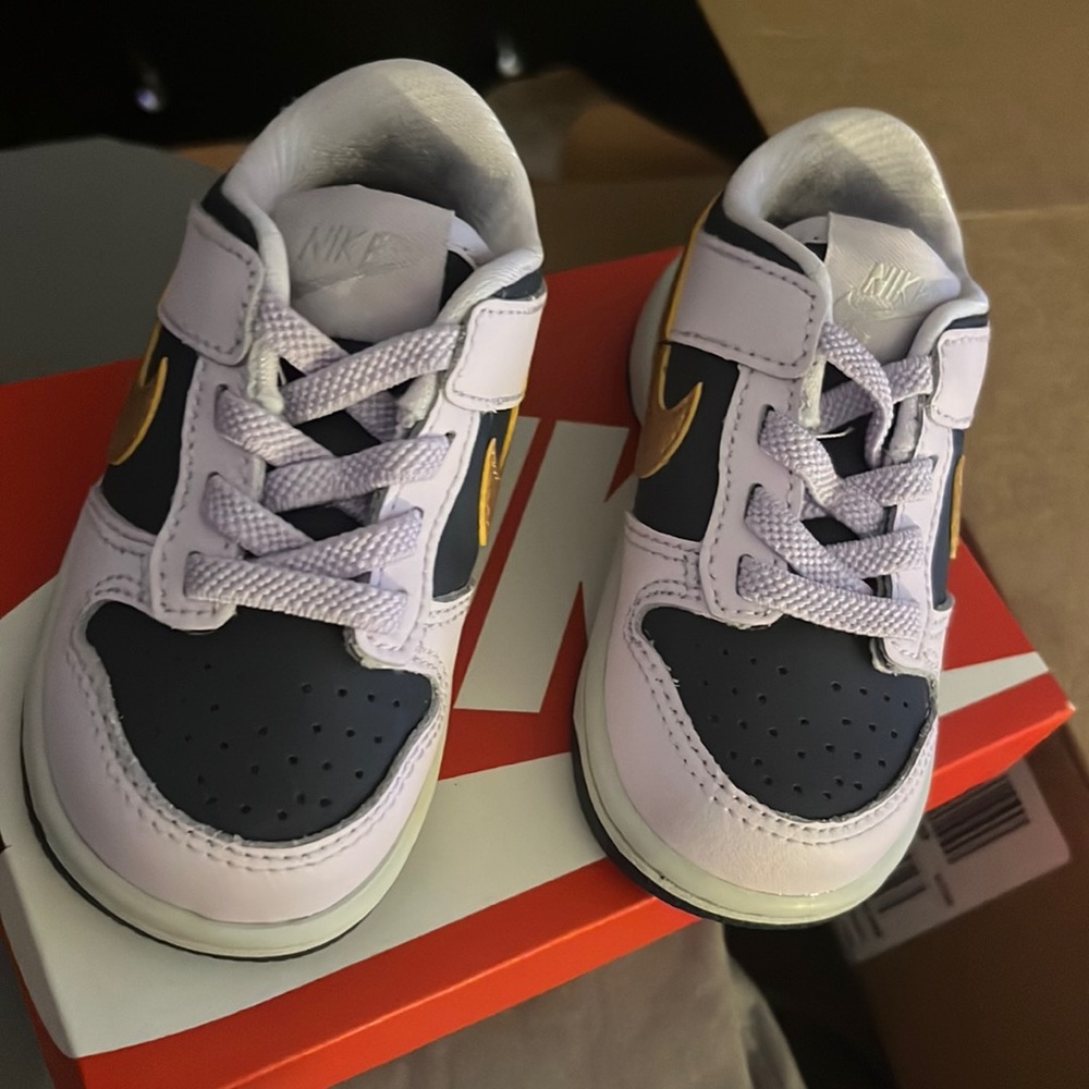 Nike dunks,lavender color,bronze Nike sign& a hint of navy blue(UNISEX)NEW!!!!!!